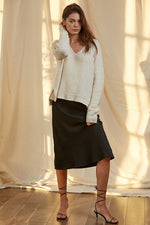 Load image into Gallery viewer, V NECK KNIT PULLOVER
