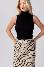 Load image into Gallery viewer, SLEEVELESS TURTLENECK TOP
